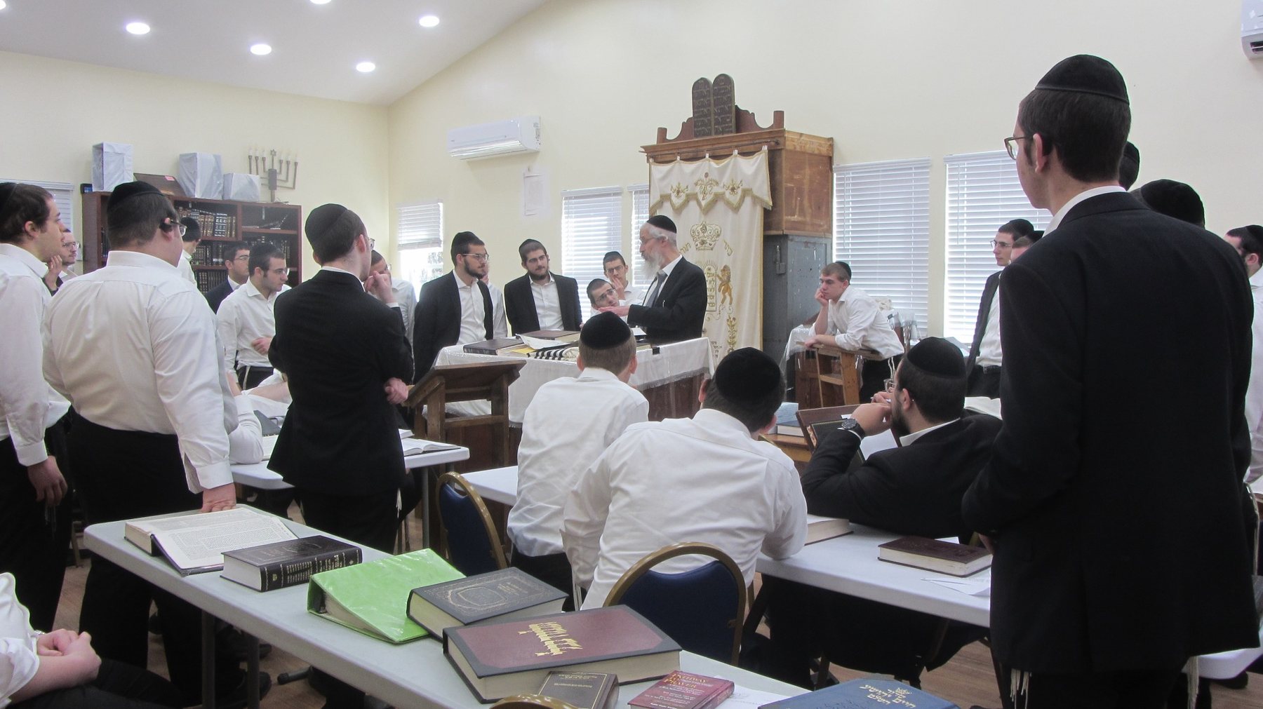 Bochurim learning in the Yeshiva beis medrash