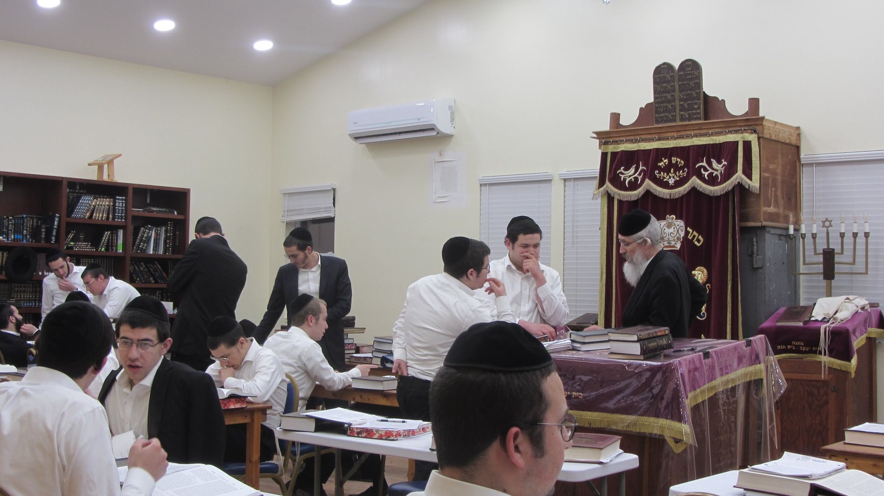 Bochurim learning in the Yeshiva