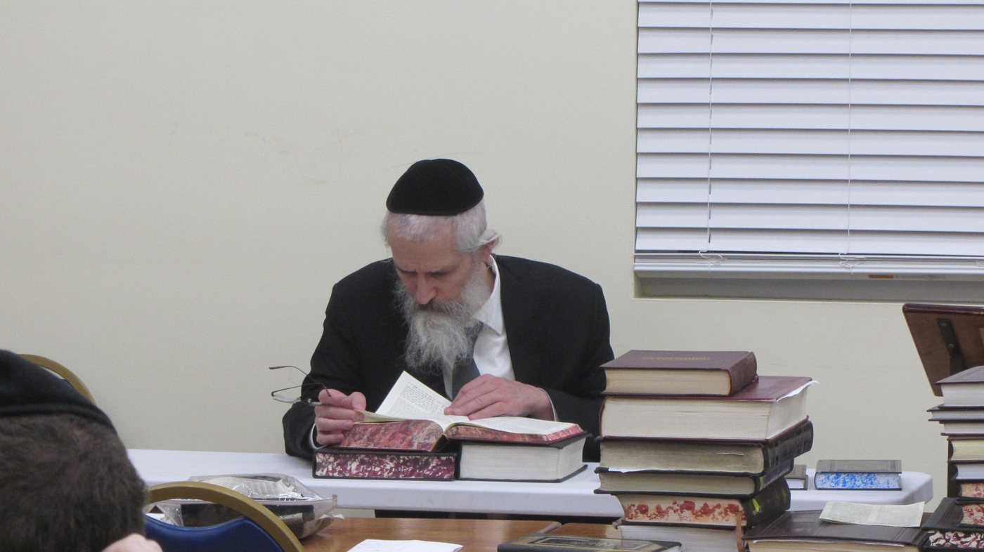 Rosh Yeshiva speaking to the bochurim